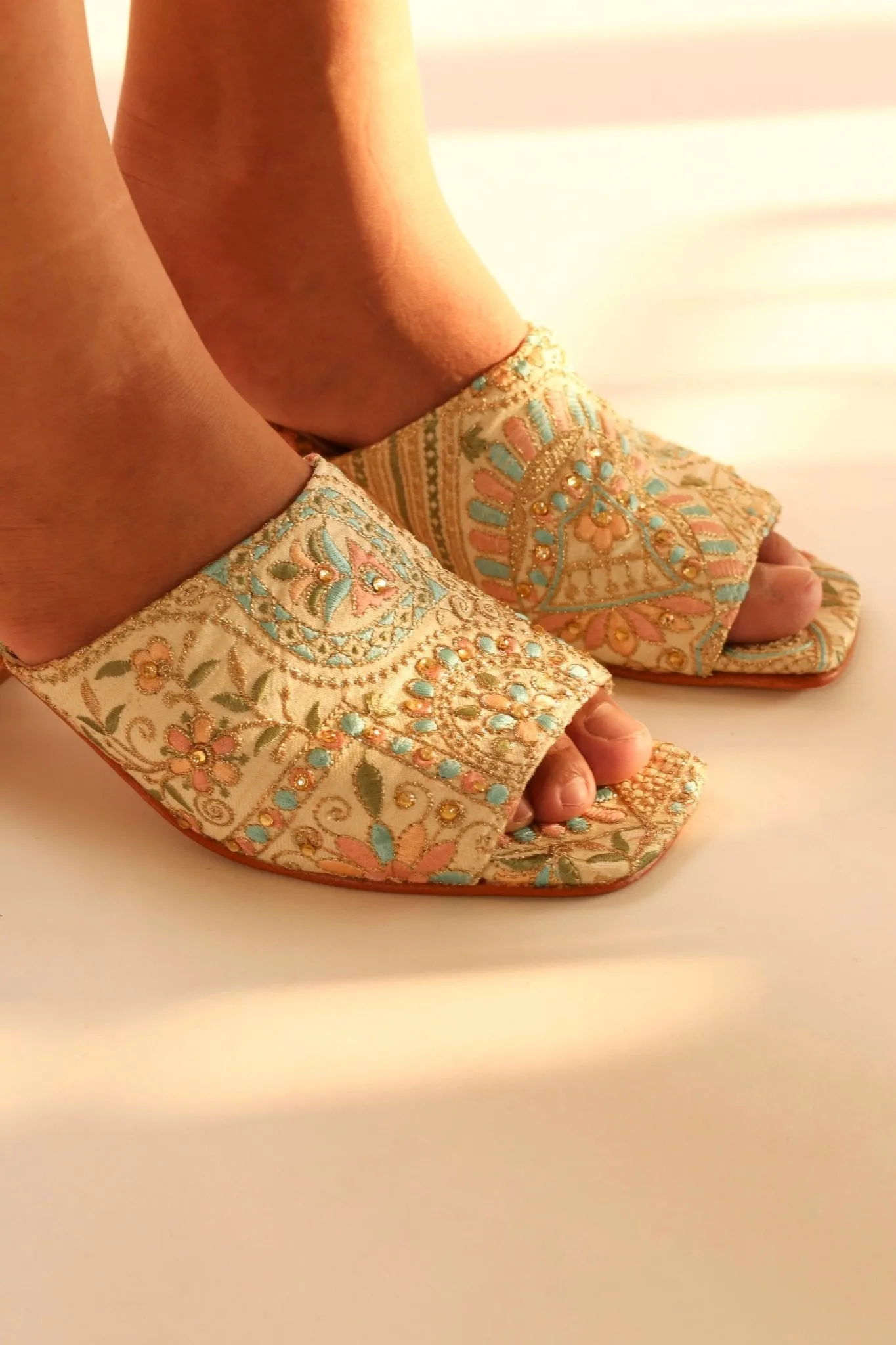 EMBROIDERED FLOWER SILK MULES MILTONA